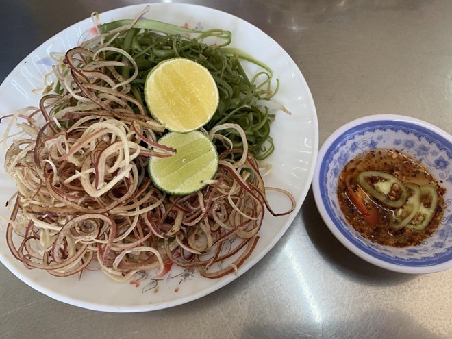 Rau ăn kèm với bún bò Huế kiểu Hoa