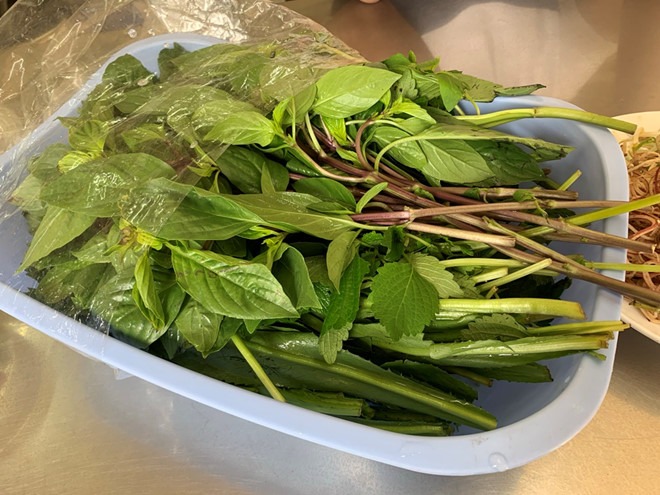 Rau tươi ăn kèm bún bò Huế kiểu Hoa