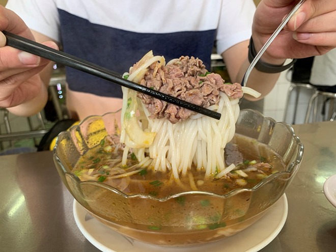 Sợi bún nhỏ đặc trưng của bún bò Huế kiểu Hoa
