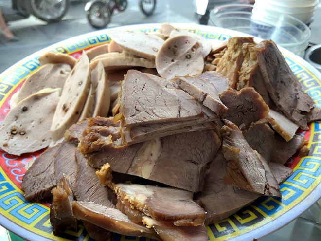 Chả heo chả cá ăn kèm bún bò Huế kiểu Hoa