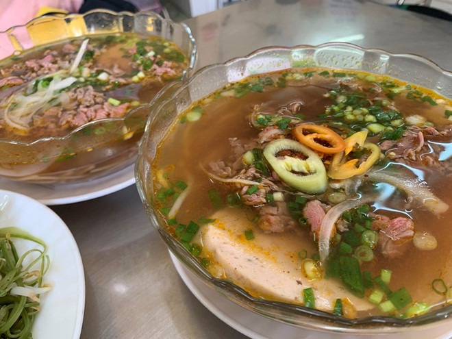 Giá bún bò ở đây là 68.000 đồng/tô đầy đủ  Ảnh: Lưu Trân
