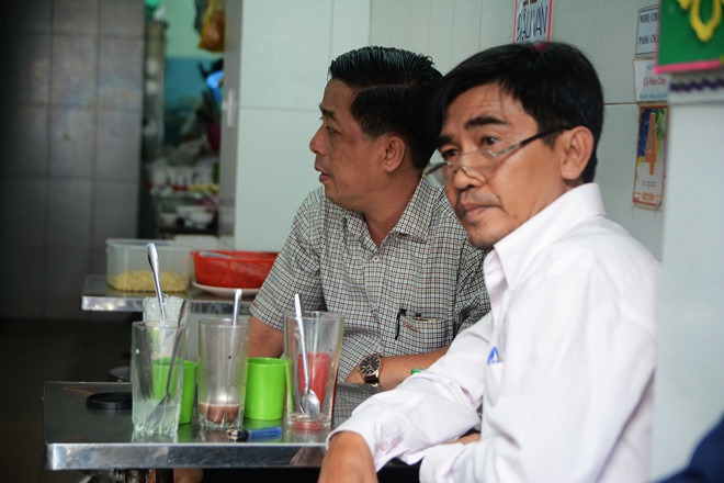 Khách quen của chè Kỳ Đồng đa phần là học sinh năm xưa