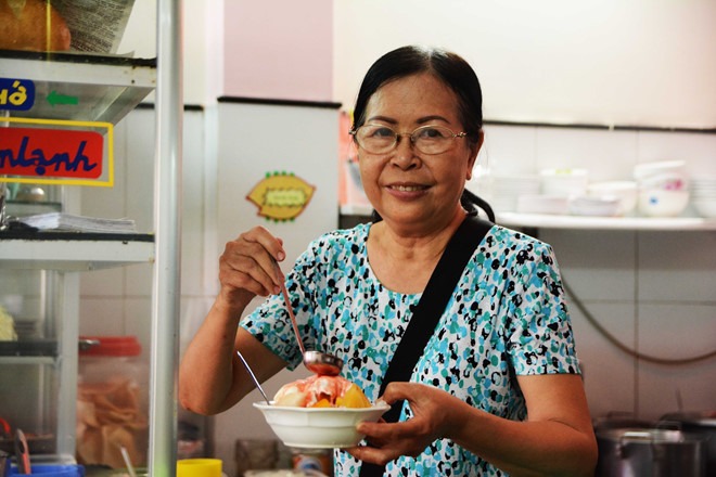 Người Sài Gòn ngồi suốt ở đây: Chè ‘khách nói thì nghe’, chủ bán cả thanh xuân