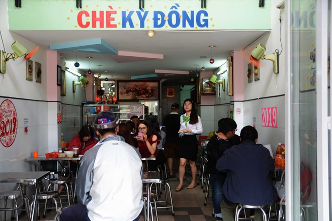 Từ quán nhỏ xập xệ dưới mái hiên, nay chè Kỳ Đồng đã khang trang hơn nhiều. "Khi xây sửa quán và đặt tên, tôi không biết đặt gì, ông xã mới nói: Thôi đường Kỳ Đồng thì cứ chè Kỳ Đồng. Vậy là lấy luôn", bà kể
