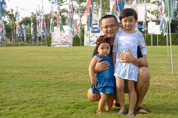 Nơi này đang gây chú ý và thu hút càng ngày càng nhiều người tới tham quan. Gia đình anh Phú (quận Bình Tân) nhân dịp cuối tuần nên đã dẫn cả gia đình đến đây. “Cảnh trí cũng khá đẹp mắt. Tôi đến đây chủ yếu cho hai đứa con gái mình vui chơi”, anh nói.