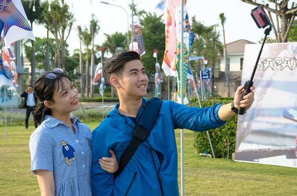 Trong tiếng Nhật, từ đồng âm với Koi còn là "tình yêu”, “yêu mến” nên các diều cá chép trong ngày lễ này cũng vô tình trở thành nhân chứng may mắn cho những cặp đôi. Bạn Huy và Duyên (quận Gò Vấp) chia sẻ, những diều cá ở đây đẹp hơn trên hình nhiều tuy có phần hơi nhỏ.