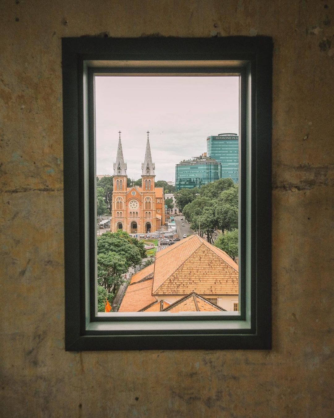 Hoàng hôn tại Người Tám Chuyện House view nhà thờ Đức Bà