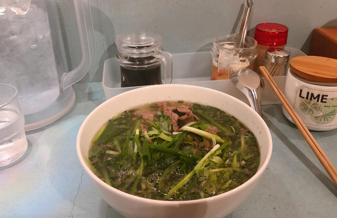 Tô phở nhỏ tại Phở Thìn Tokyo giá 890 yen với thịt bò nhiều, đủ cho một người ăn no.