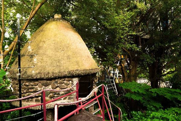 Quần thể Arts Hotel của nghệ sĩ Đào Anh Khánh tọa lạc tại đường Ngọc Thụy, Gia Lâm, Hà Nội (qua cầu Chương Dương 2 km), gồm 5 ngôi nhà cây, một nhà thủy cung, ba nhà vườn và một nhà sàn.