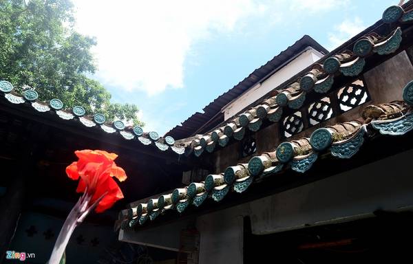 Hai gian phụ phía sau đối diện nhau là các lớp mái được lợp hài hòa.