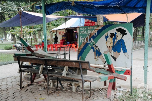 Tấm biển chào mời vào nhà Gương cũng rỉ sét, bị thu lại ở một góc gần đó.