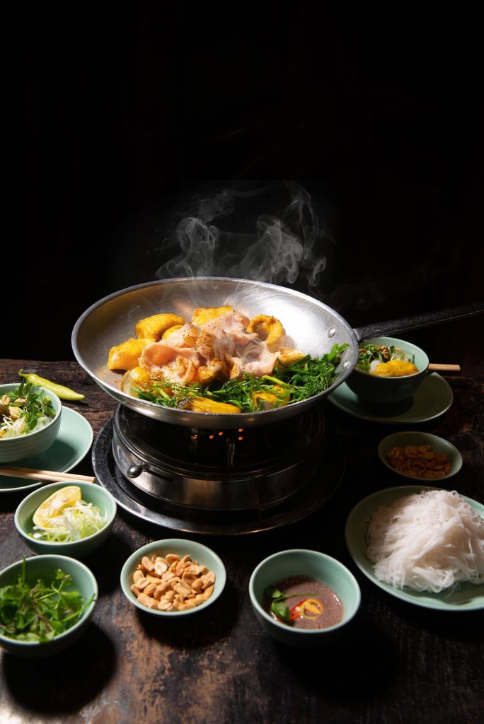 Món chả cá lăng truyền thống tại Chả Cá Thăng Long