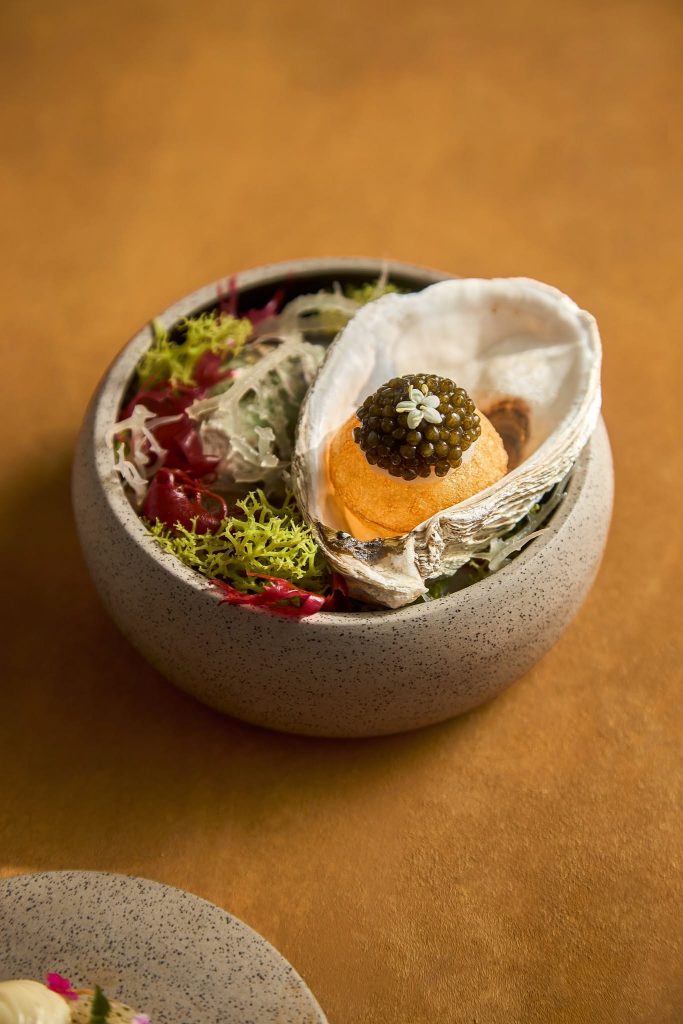 Không gian ấm cúng tại Chapter Dining - nhà hàng cao cấp Hà Nội