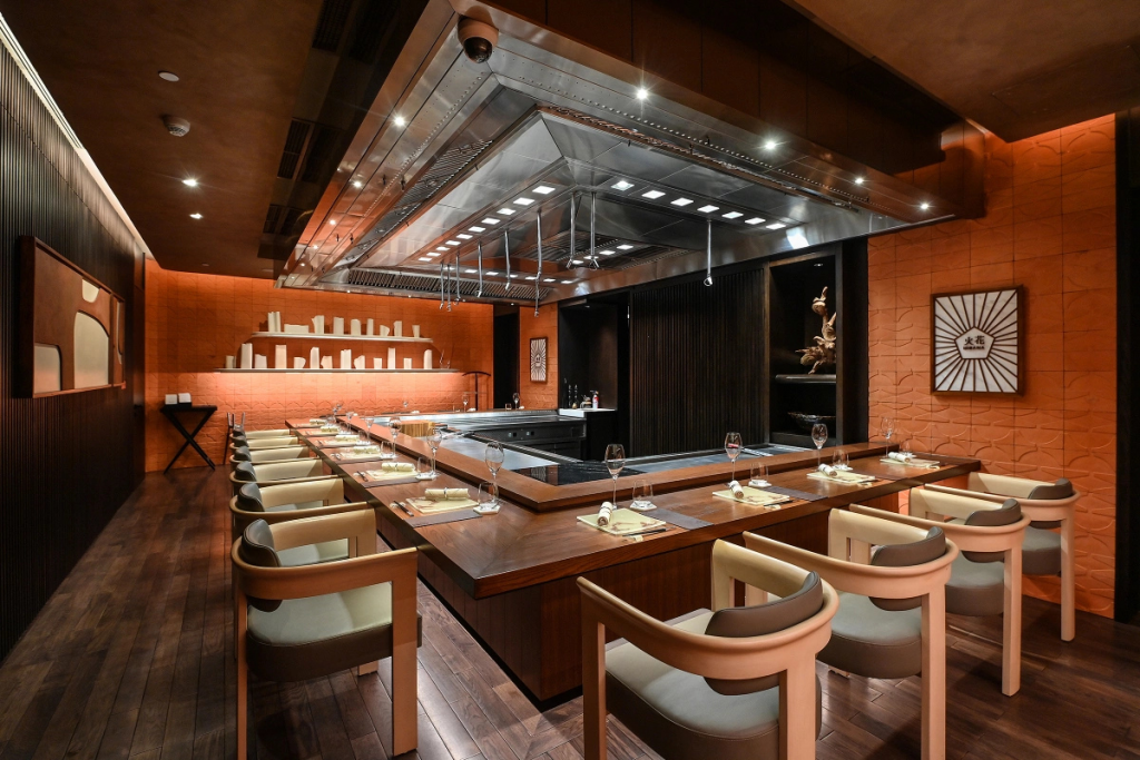 Quầy teppanyaki chuẩn Michelin tại nhà hàng cao cấp Hà Nội Hibana by Koki