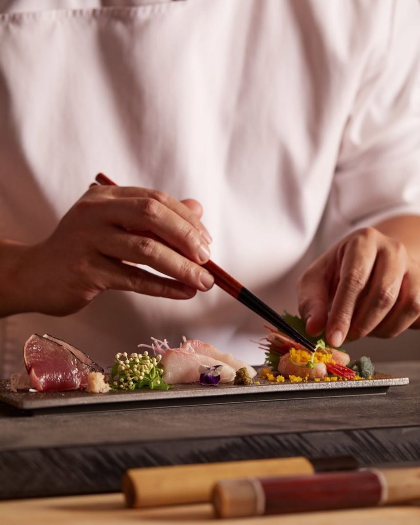 Đầu bếp trình diễn nghệ thuật nướng teppanyaki