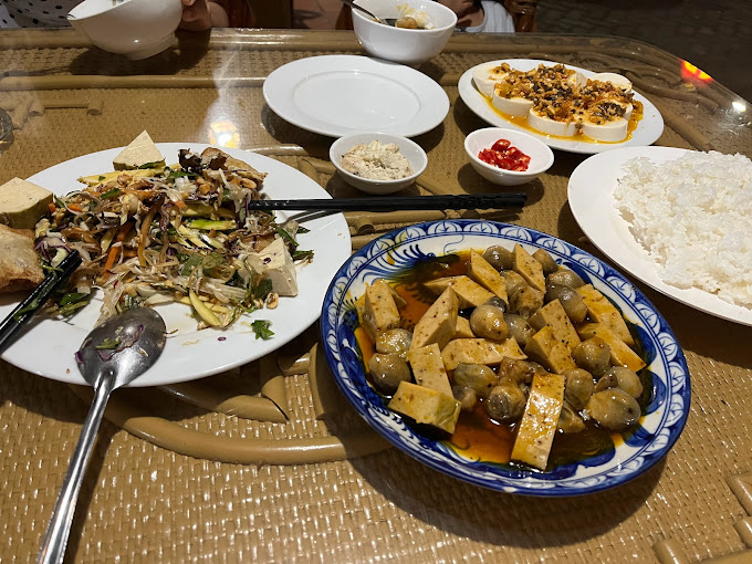 Thưởng thức ẩm thực tại nhà hàng chay Huế Bồ Đề