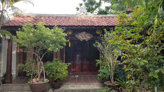 Bên ngoài nhà hàng.
