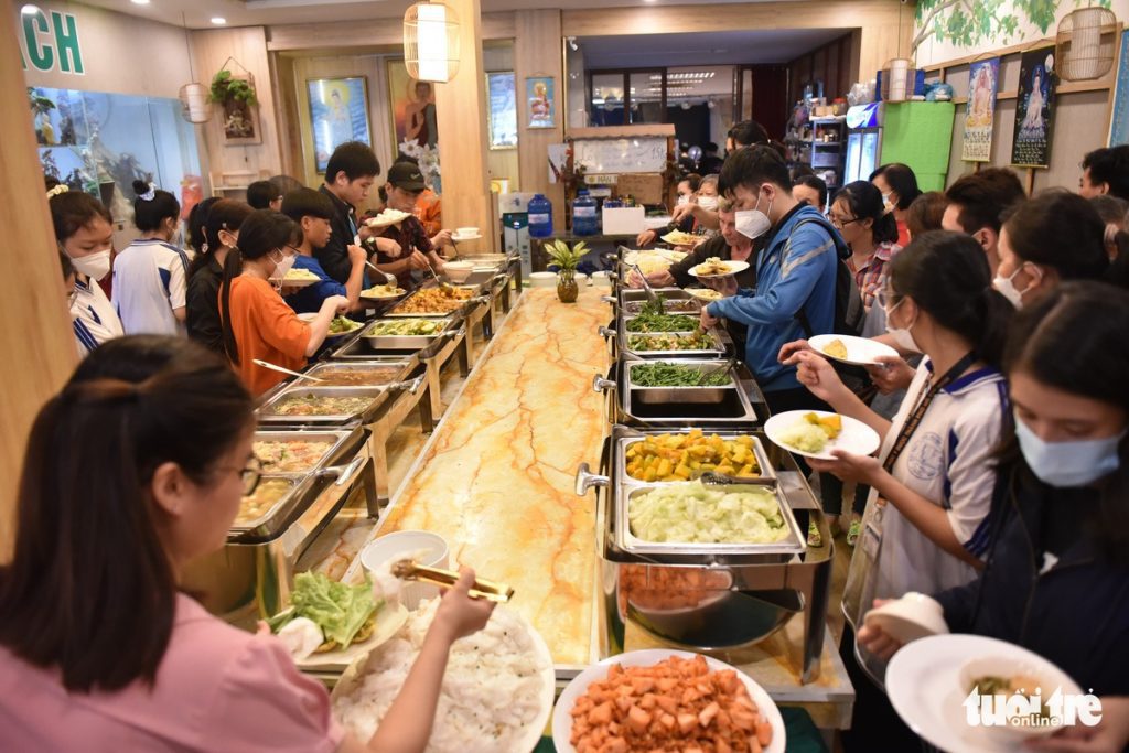 Nhà hàng chay TPHCM Buffet Mãn Tự đa dạng món ăn