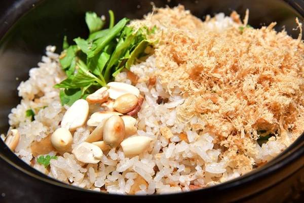 Nằm trên con đường Cô Bắc (Q.1, TP HCM) tấp nập và nhộn nhịp, nhà hàng chay ROU có thiết kế đầy ấn nổi bật với bức tường ghép từ các cánh cửa sổ màu vàng. Nhà hàng có một thế giới chay lạ và khác biệt.