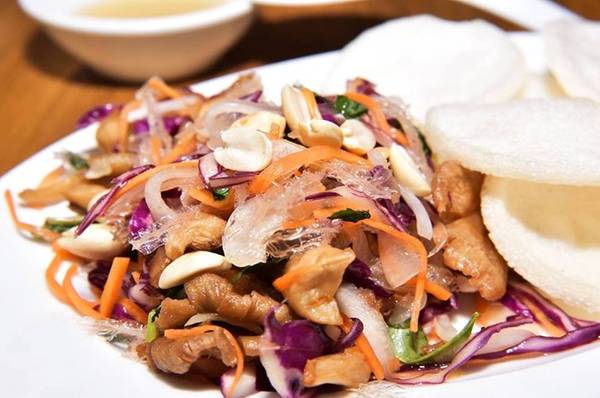 Cảm giác ấy đến từ không gian đậm chất thiền, từ thực đơn hơn 60 món ăn với những cái tên đặc biệt.