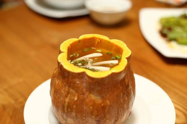 Canh bí đỏ với "chiếc tô" không đụng hàng.