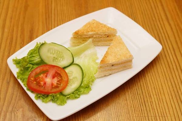 Không chỉ hút khách với các món ăn no với đầy màu sắc, các món ăn chơi, tráng miệng tại đây như chè, bánh... cũng ghi điểm về độ tươi của nguyên liệu, lạ miệng trong công thức pha chế.