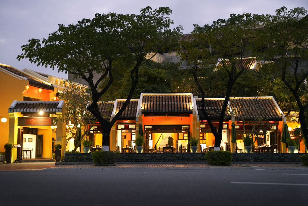 Không gian nhà hàng Madame Lân Đà Nẵng bên bờ sông Hàn