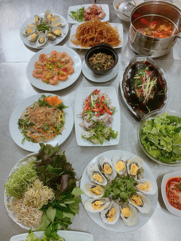 Các món hải sản tươi ở nhà hàng Phố Biển. Ảnh: Fb Phố Biển Đà Nẵng.