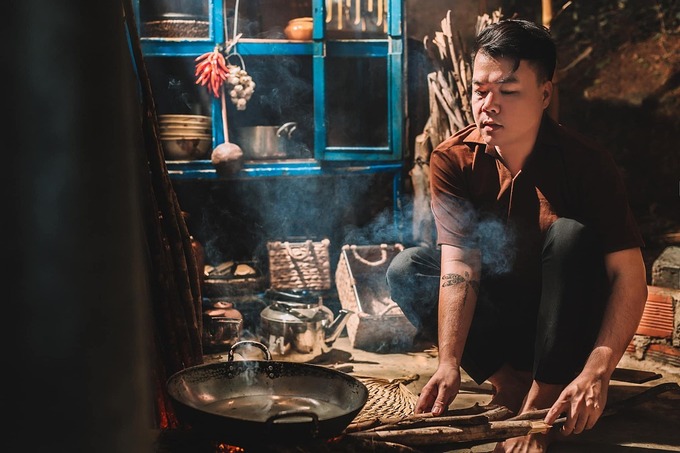 Anh Nguyễn Hữu Cường - chủ nhà hàng Bếp Nhà Xứ Nẫu đang chế biến món ăn dân giã.