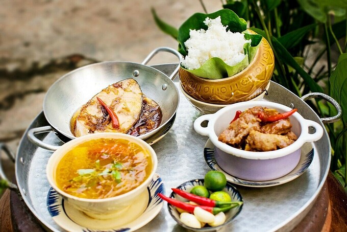 Để lưu giữ những giá trị văn hóa xưa, chủ nhà hàng sử dụng các loại chén sứ, ly trà "thời ông bà anh", giúp thực khách tận hưởng dư vị từ món ngon ngày xưa.