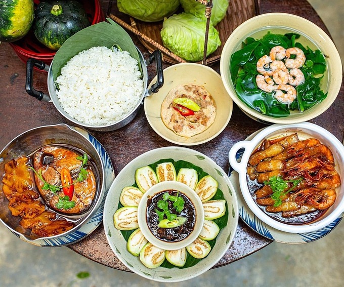 Nhà hàng mở cửa từ 10h đến 21h mỗi ngày với thực đơn đa dạng món ăn dân dã như xôi lá dứa, gà chiên mắm, cá lóc quay me, thịt xào mắm ruốc, ba rọi luộc chấm mắm nêm..., mức giá từ vài chục đến dưới 200.000 đồng một món.
