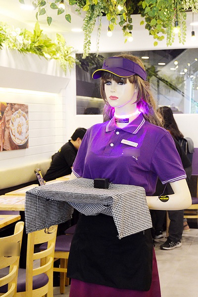 Robot này do một nhóm bạn trẻ là nghiên cứu sinh tại một trường đại học trong thành phố thiết kế. Anh Huy đại diện nhóm cho biết, nhóm bắt đầu phát triển ý tưởng từ năm 2014. "Sau 4 năm nghiên cứu và phát triển, đây là phiên bản thứ 2 nhóm mình mang ra thử nghiệm", anh nói.