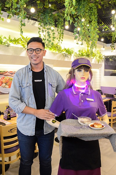 Robot được trang bị bảng tên như một nhân viên bình thường, tạo cảm giác gần gũi và giống thật hơn. Trong thời gian tới, nhóm này sẽ tiếp nhận những phản hồi từ khách hàng để tạo ra một phiên bản chạy mượt mà hơn.