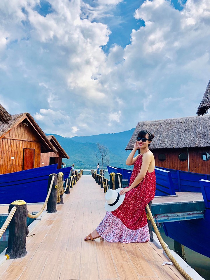 Hoàng hôn tại nhà hàng hải sản VietPearl đầm Lập An