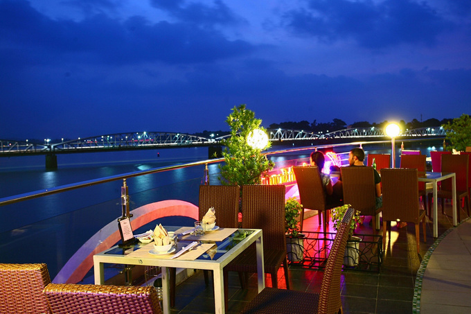 Ngồi ở đây, khách có thể ngắm cảnh sông Hương và cầu Trường Tiền, tận hưởng khí trời mát mẻ trong những buổi chiều tối.