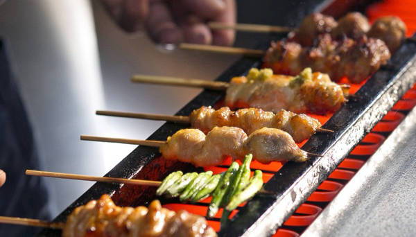 Quán nướng yakitori Toritama vô cùng hút khách về đêm