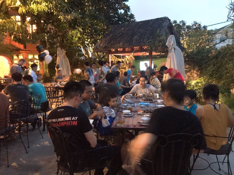 Bàn ăn ngoài trời nhà hàng Lạc Thái