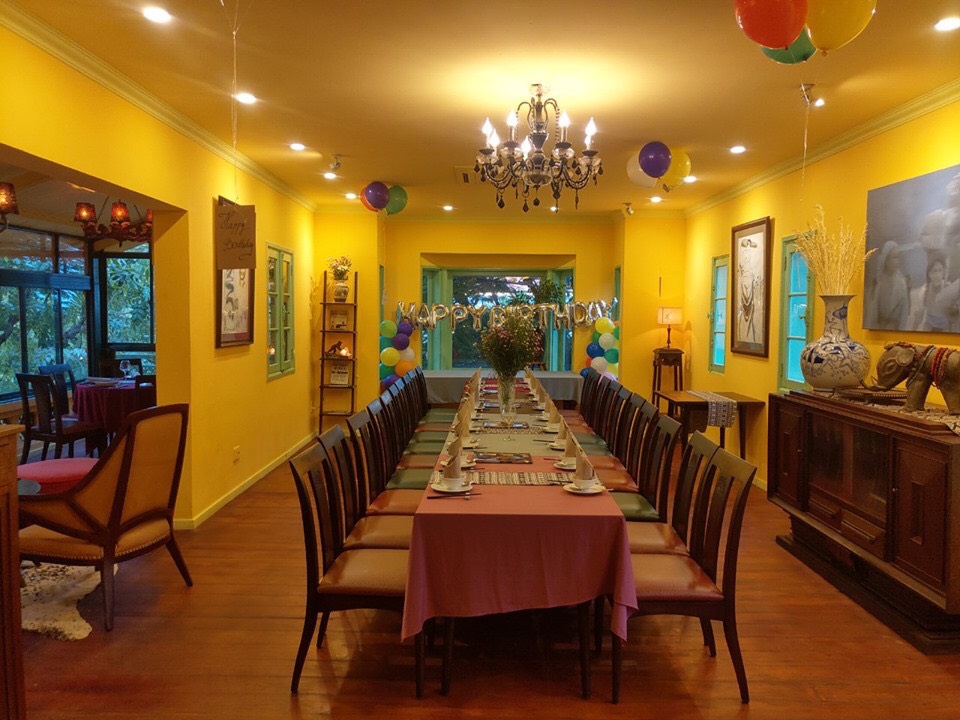 Khu vực sân vườn nhà hàng Lạc Thái