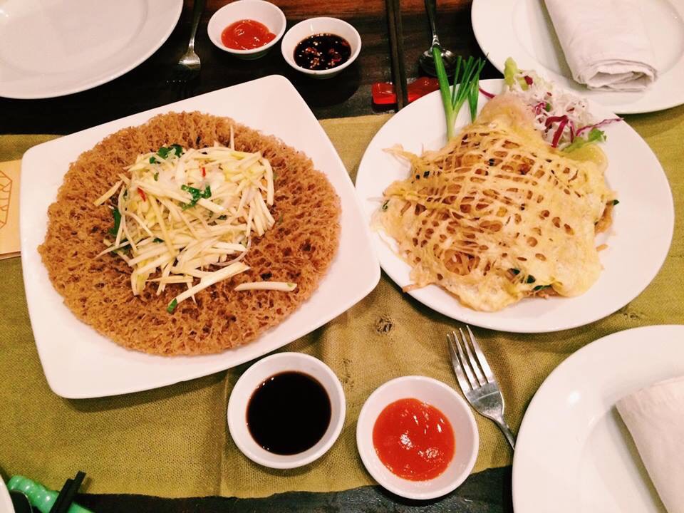 Đầu bếp chuẩn bị món ăn tại nhà hàng Lạc Thái