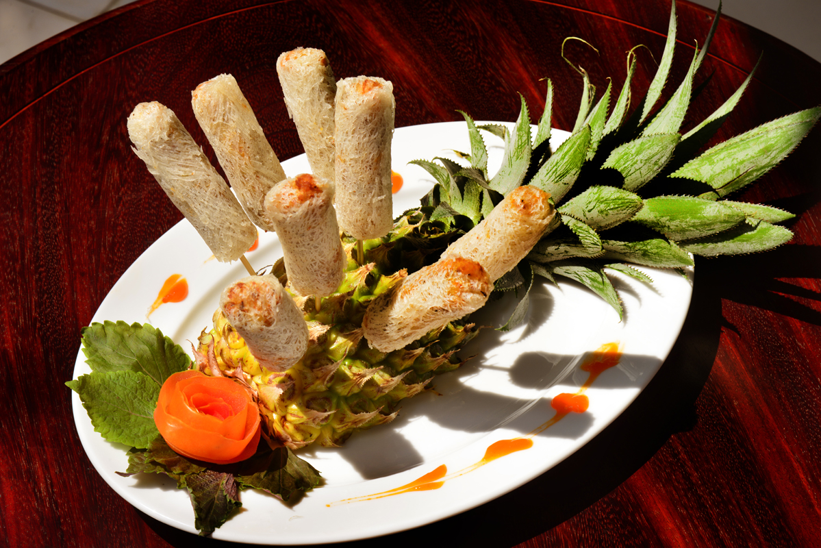 Chả giò chiên giòn trên trái thơm tại Nhà hàng Le Longanier