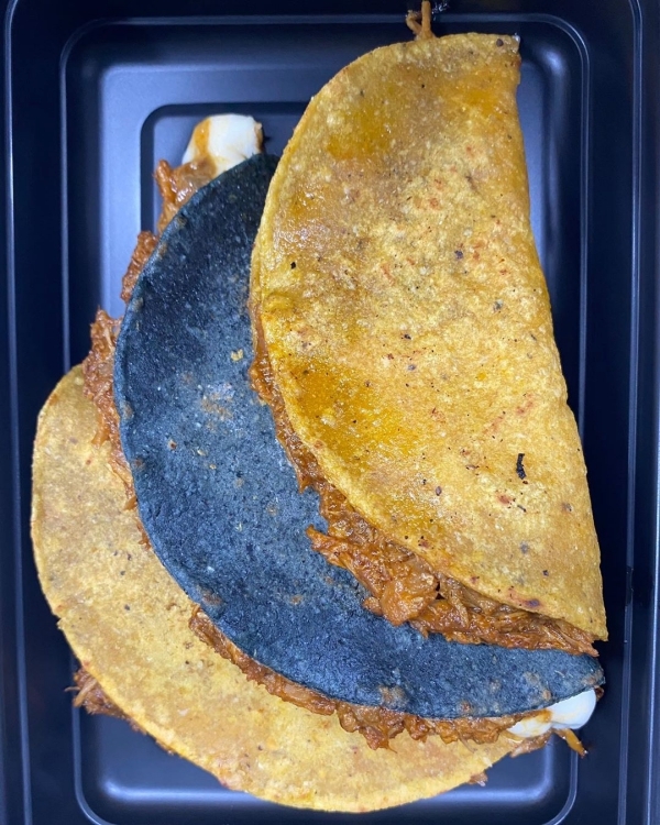 Gà tây tinga quesadillas được đóng gói cho dịch vụ giao hàng tận nhà