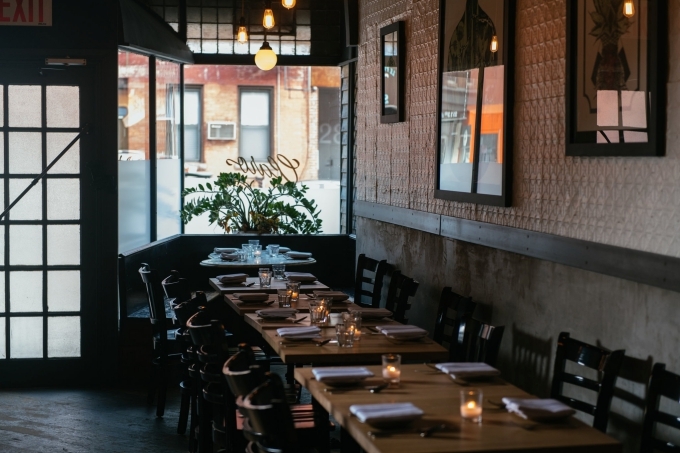 Claro là một trong những nhà hàng đạt chuẩn Michelin khá nổi ở Brooklyn, nhiều năm liên tiếp lọt vào top những nhà hàng ngon nhất New York do New York Times bình chọn. Ở đây có một quy tắc "bất di bất dịch" là không phục vụ giao hàng tận nhà, vì đầu bếp cho rằng so với phục vụ tại nhà hàng, họ sẽ tốn khá nhiều thời gian hơn khi chuẩn bị các món mang đi, cũng rất khó để đảm bảo chất lượng món ăn không bị thay đổi suốt quá trình vận chuyển.