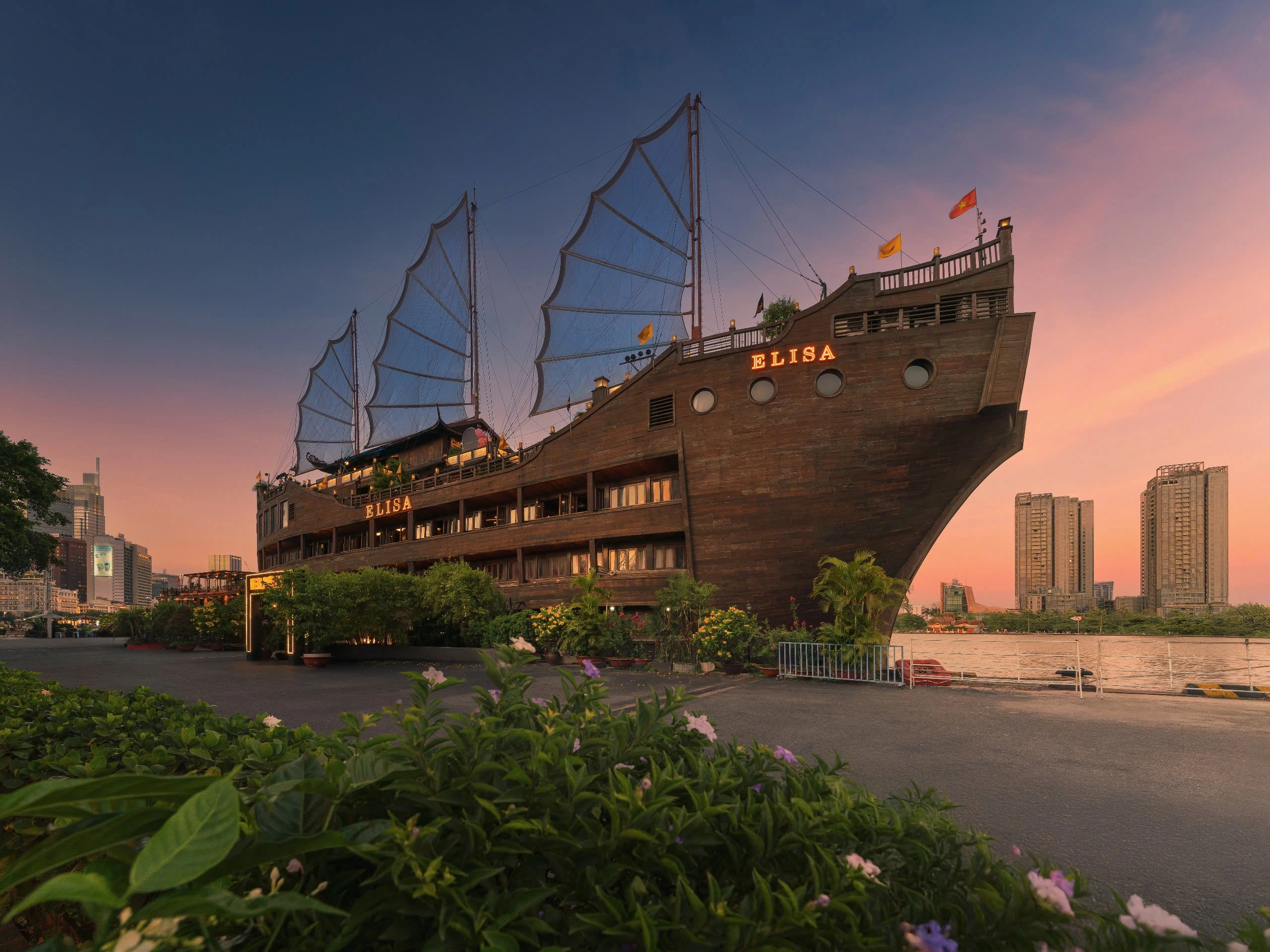 Elisa Floating Restaurant nhà hàng nổi 5 sao lớn nhất Việt Nam