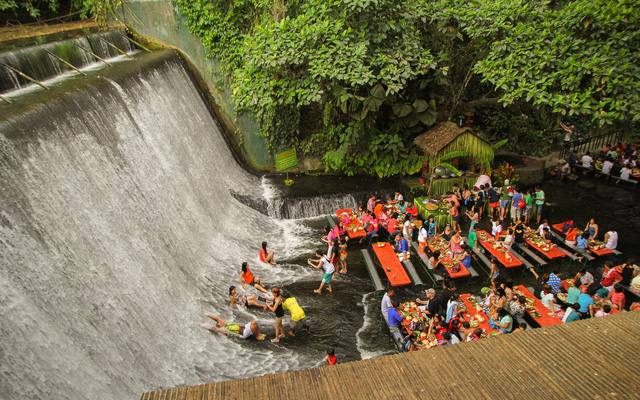Nhà hàng dưới chân thác nước Villa Escudero tại Philippines