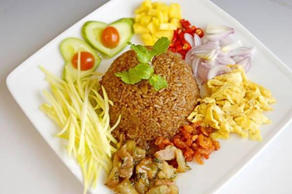 Món Cơm Mắm Ruốc (Kow Klook Gapi) tại nhà hàng Siam Thái được trình bày đẹp mắt.
