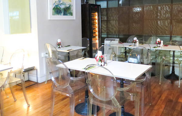 Không gian ấm cúng của Hob Nob Cafe Bar.