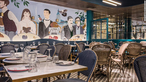 Le Garcon Saigon: Nội thất của nhà hàng có hơi hướng phong cách Paris hơn là một quán ăn hè phố. Tuy nhiên, thực khách sẽ có nhiều lựa chọn nhờ thực đơn đồ Việt đa dạng. Le Garcon Saigon phục vụ các món cuốn với rau xanh, đồ muối và nhiều loại nước sốt đậm đà. Ấn tượng là món bánh xèo được biến tấu với nhân xúc xích, giá và tôm khi ăn gói kèm rau xà lách, chấm nước mắm.