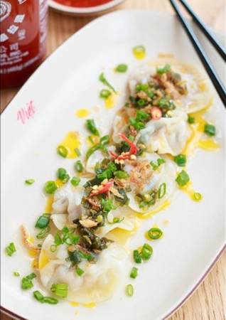 Viet Kichen: Đây là một nhà hàng Việt khác ở Hong Kong, phục vụ những món truyền thống nhưng cũng có không ít món mới sáng tạo, ví dụ như tôm hấp và ravioli thịt lợn. Chủ nhà hàng và đầu bếp chính là Peter Cuong Franklin sinh ra ở miền trung Việt Nam, chuyển tới Mỹ học tập. Sau khi tốt nghiệp đại học Yale và làm việc trong ngành ngân hàng một thời gian, anh mới chuyển qua theo đuổi đam mê ẩm thực.