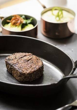 Beefbar: Đây là nhà hàng phục vụ các món thịt bò chế biến với nhiệt độ cao từ luộc cho tới nướng, tạo cho món ăn một lớp vỏ giòn hấp dẫn. Thực khách có thể thưởng thức những món ngon đến từ Monaco, Mexico City, Moscow. Nội thất trang nhã và thịt bò ngon đẳng cấp khiến nhà hàng này trở thành một lựa chọn rất hấp dẫn.