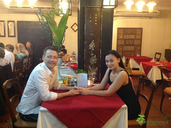 Du khách nước ngoài yêu thích món ăn tại nhà hàng Vietheritage
